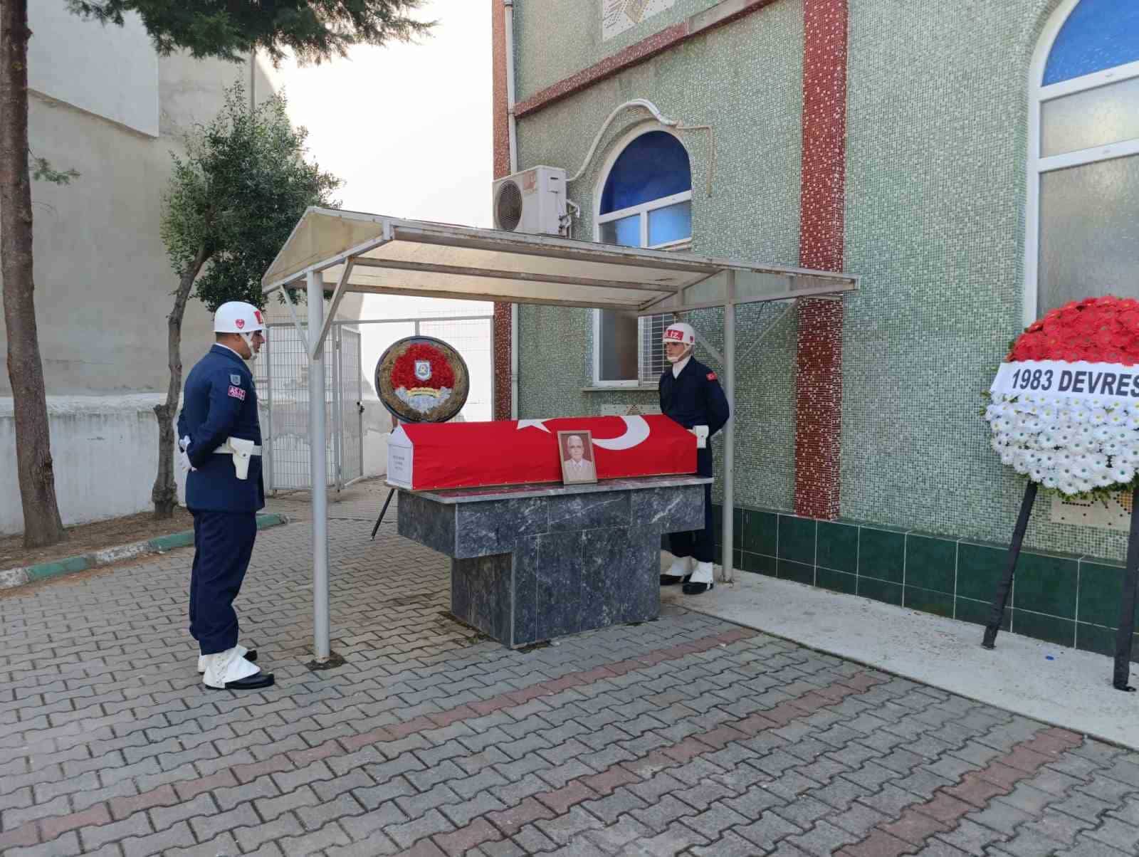 BURSA’DA TEDAVİ GÖRDÜĞÜ HASTANEDE 64 YAŞINDA HAYATINI KAYBEDEN EMEKLİ BİNBAŞI ÖZCAN YILDIZ, MEMLEKETİ KARACABEY’DE DÜZENLENEN ASKERİ TÖRENLE SON YOLCULUĞUNA UĞURLANDI.