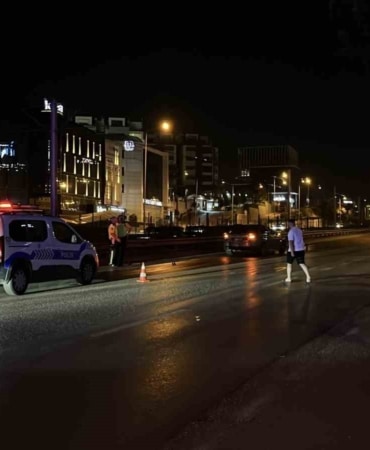 BURSA’DA ANA ARTERDE KARŞIDAN KARŞIYA GEÇEN 53 YAŞINDAKİ ADAMA OTOMOBİL ÇARPTI. AĞIR YARALANAN ADAM, KAZA YERİNDEN 50 METRE İLERİDEKİ ÖZEL HASTANEYE KALDIRILDI.
