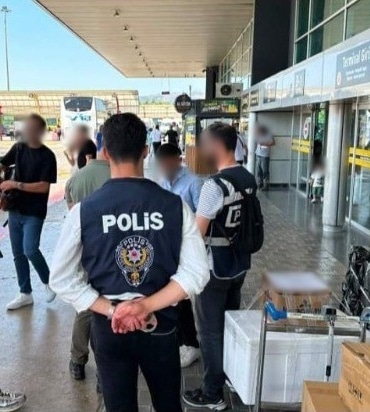 BURSA'DA DÜZENSİZ GÖÇÜN ÖNLENMESİ, GÖÇMEN KAÇAKÇILIĞI ORGANİZATÖRLERİNİN YAKALANMASI VE KAMU DÜZENİNİN SAĞLANMASINA YÖNELİK GERÇEKLEŞTİRİLEN HUZUR UYGULAMALARI İLE OPERASYONLARDA 38 YABANCI UYRUKLU ŞAHIS VE ORGANİZATÖR KONUMUNDAKİ 6 ŞÜPHELİ YAKALANDI.