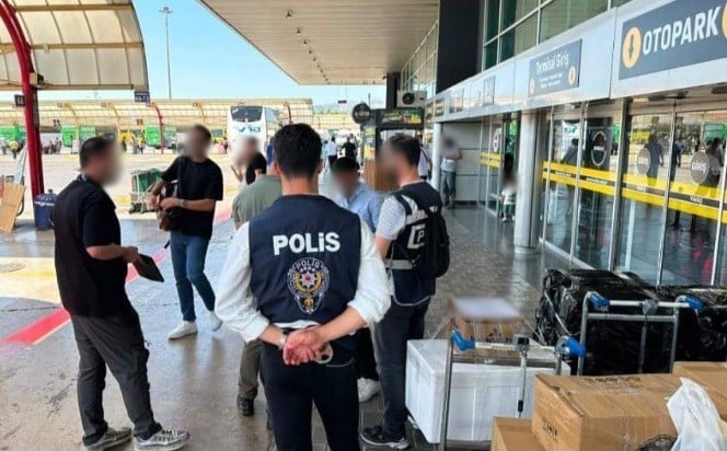 BURSA'DA DÜZENSİZ GÖÇÜN ÖNLENMESİ, GÖÇMEN KAÇAKÇILIĞI ORGANİZATÖRLERİNİN YAKALANMASI VE KAMU DÜZENİNİN SAĞLANMASINA YÖNELİK GERÇEKLEŞTİRİLEN HUZUR UYGULAMALARI İLE OPERASYONLARDA 38 YABANCI UYRUKLU ŞAHIS VE ORGANİZATÖR KONUMUNDAKİ 6 ŞÜPHELİ YAKALANDI.