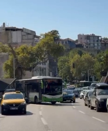 BURSA'DA BELEDİYE OTOBÜSÜ HATTINDAN GEÇEN DÜĞÜN KONVOYUNU GÖREN OTOBÜS SÜRÜCÜSÜ, KONVOYUN ÖNÜNÜ KESTİ. İLGİNÇ ANLAR VATANDAŞLARI GÜLÜMSETİRKEN, DAMAT İSE OTOBÜS ŞOFÖRÜNE ZARF VERDİ.