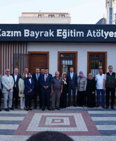 GÜRSU BELEDİYESİ, GEÇEN YIL YAŞANAN BÜYÜK ORMAN YANGININDA HAYATINI KAYBEDEN KAZIM BAYRAK’IN ADINI YENİ AÇILAN PARK VE EĞİTİM ATÖLYESİNE VEREREK BAYRAK’IN İSMİNİ ÖLÜMSÜZLEŞTİRDİ. KAZIM BAYRAK PARKI VE EĞİTİM ATÖLYESİ, YANGININ YIL DÖNÜMÜNDE DÜZENLENEN TÖRENLE HİZMETE AÇILDI.