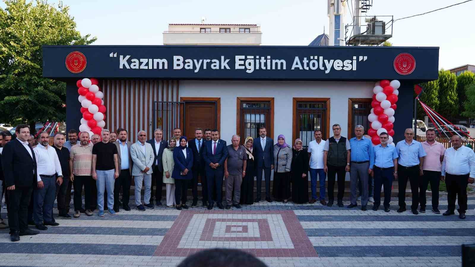 GÜRSU BELEDİYESİ, GEÇEN YIL YAŞANAN BÜYÜK ORMAN YANGININDA HAYATINI KAYBEDEN KAZIM BAYRAK’IN ADINI YENİ AÇILAN PARK VE EĞİTİM ATÖLYESİNE VEREREK BAYRAK’IN İSMİNİ ÖLÜMSÜZLEŞTİRDİ. KAZIM BAYRAK PARKI VE EĞİTİM ATÖLYESİ, YANGININ YIL DÖNÜMÜNDE DÜZENLENEN TÖRENLE HİZMETE AÇILDI.
