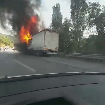BURSA'DA YALOVA YOLU ÜZERİNDE SEYİR HALİNDEKİ BİR TIRDA ÇIKAN YANGIN PANİĞE NEDEN OLDU. KISA SÜREDE BÜYÜYEN ALEVLER ARACI SARARKEN, TIR ADETA ALEV TOPUNA DÖNDÜ.