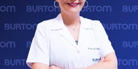KARACİĞERİ ETKİLEYEN VE TEDAVİ EDİLMEDİĞİNDE SİROZ İLE KARACİĞER KANSERİ GİBİ CİDDİ SAĞLIK SORUNLARINA YOL AÇABİLEN BİR HASTALIK OLAN HEPATİT B İLE İLGİLİ BİR AÇIKLAMA YAPAN BURTOM ÖZLÜCE DAHİLİYE UZMANI DR. FİLİZ GÜNDÜZER, HASTALIĞIN SEYRİNE DİKKAT ÇEKEREK ERKEN TEŞHİS, AŞILANMA VE DÜZENLİ TAKİBİN HAYATİ BİR ROL ÜSTLENDİĞİNİ VURGULADI.