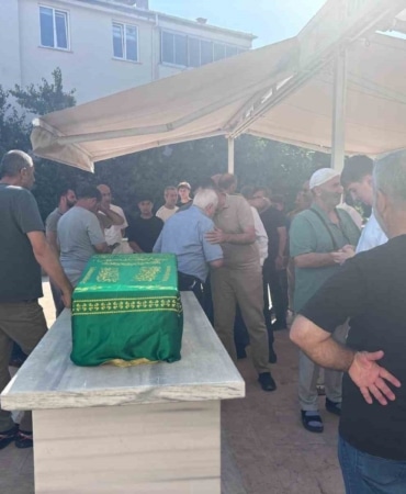 BAYBURT’TAKİ BİR CENAZE İÇİN ORHANGAZİ’DEN YOLA ÇIKAN VE SİVAS’TA MEYDANA GELEN KAZADA HAYATINI KAYBEDEN 5 YAŞINDAKİ KEREM ALİ POLAT ORHANGAZİ’DE SON YOLCULUĞUNA UĞURLANDI. AYNI KAZADA YARALANAN KEREM ALİ’NİN BABASI RESUL POLAT CENAZEDE GÜÇLÜKLE AYAKTA DURABİLDİ.