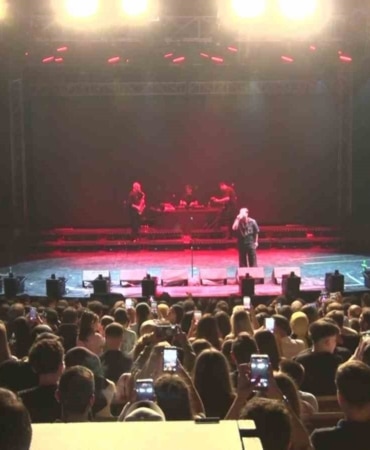 64. ULUSLARARASI BURSA FESTİVALİ KAPSAMINDA BURSA'DA SAHNE ALAN RAP MÜZİĞİN SEVİLEN SANATÇISI POİZİ, HAYRANLARINA UNUTULMAZ BİR KONSER VERDİ. SEVİLEN ŞARKILARINI BURSALILARLA BİRLİKTE SESLENDİRİP, FESTİVAL COŞKUSUNU ZİRVEYE TAŞIDI.