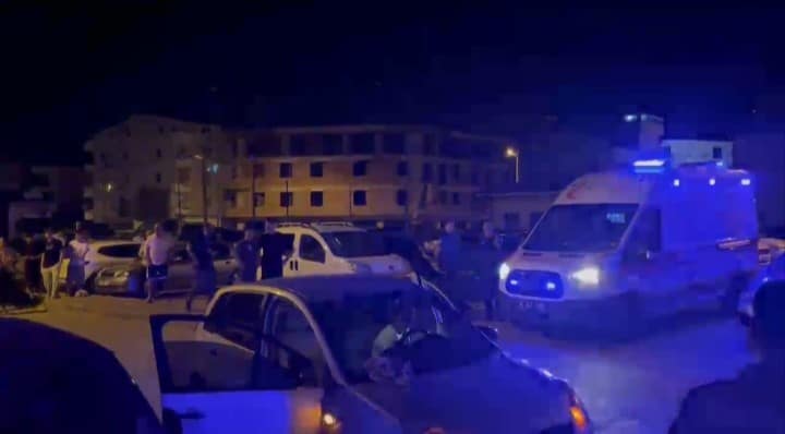 BURSA'NIN OSMANGAZİ İLÇESİNDE İKİ KİŞİ ARASINDA ÇIKAN TARTIŞMA KISA SÜREDE KAVGAYA DÖNÜŞTÜ. KAVGADA BİR KİŞİ BIÇAKLA BACAĞINDAN YARALANIRKEN, ŞÜPHELİ POLİS EKİPLERİNCE GÖZALTINA ALINDI.