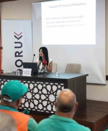 OSMANGAZİ BELEDİYESİ’NİN DÜNYA HEPATİT GÜNÜ KAPSAMINDA DÜZENLEDİĞİ EĞİTİMDE, TEMİZLİK İŞLERİ MÜDÜRLÜĞÜ PERSONELİ VİRAL HEPATİTLERİN BULAŞMA YOLLARI, KORUNMA YÖNTEMLERİ VE ERKEN TEŞHİSİN ÖNEMİ HAKKINDA UZMAN HEKİM TARAFINDAN BİLGİLENDİRİLDİ.