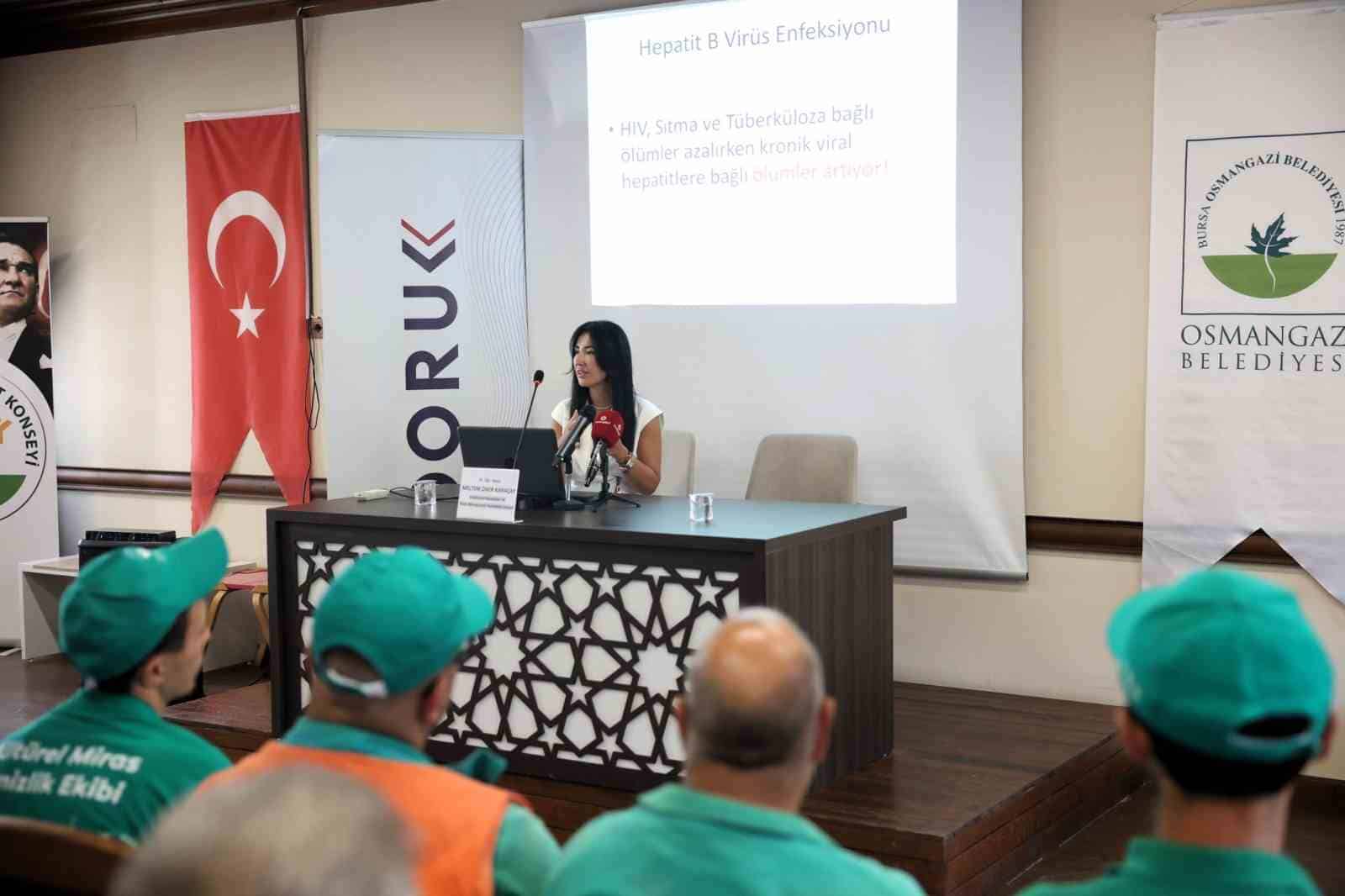 OSMANGAZİ BELEDİYESİ’NİN DÜNYA HEPATİT GÜNÜ KAPSAMINDA DÜZENLEDİĞİ EĞİTİMDE, TEMİZLİK İŞLERİ MÜDÜRLÜĞÜ PERSONELİ VİRAL HEPATİTLERİN BULAŞMA YOLLARI, KORUNMA YÖNTEMLERİ VE ERKEN TEŞHİSİN ÖNEMİ HAKKINDA UZMAN HEKİM TARAFINDAN BİLGİLENDİRİLDİ.