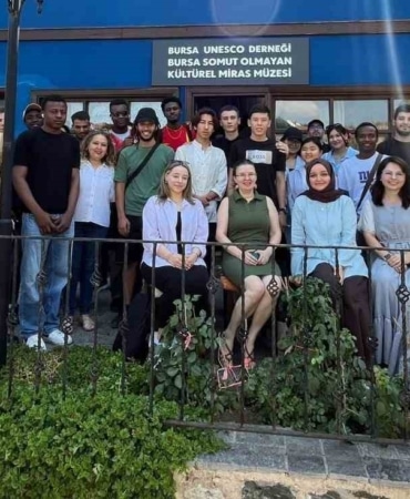 BURSA UNESCO DERNEĞİ SOMUT OLMAYAN KÜLTÜREL MİRAS (SOKÜM) MÜZESİ, TÜRK KÜLTÜRÜNÜN ÖNEMLİ DEĞERLERİNDEN OLAN GELENEKSEL EL SANATLARINI ULUSLARARASI ÖĞRENCİLER ARACILIĞIYLA DÜNYAYA TANITMAYA DEVAM EDİYOR.