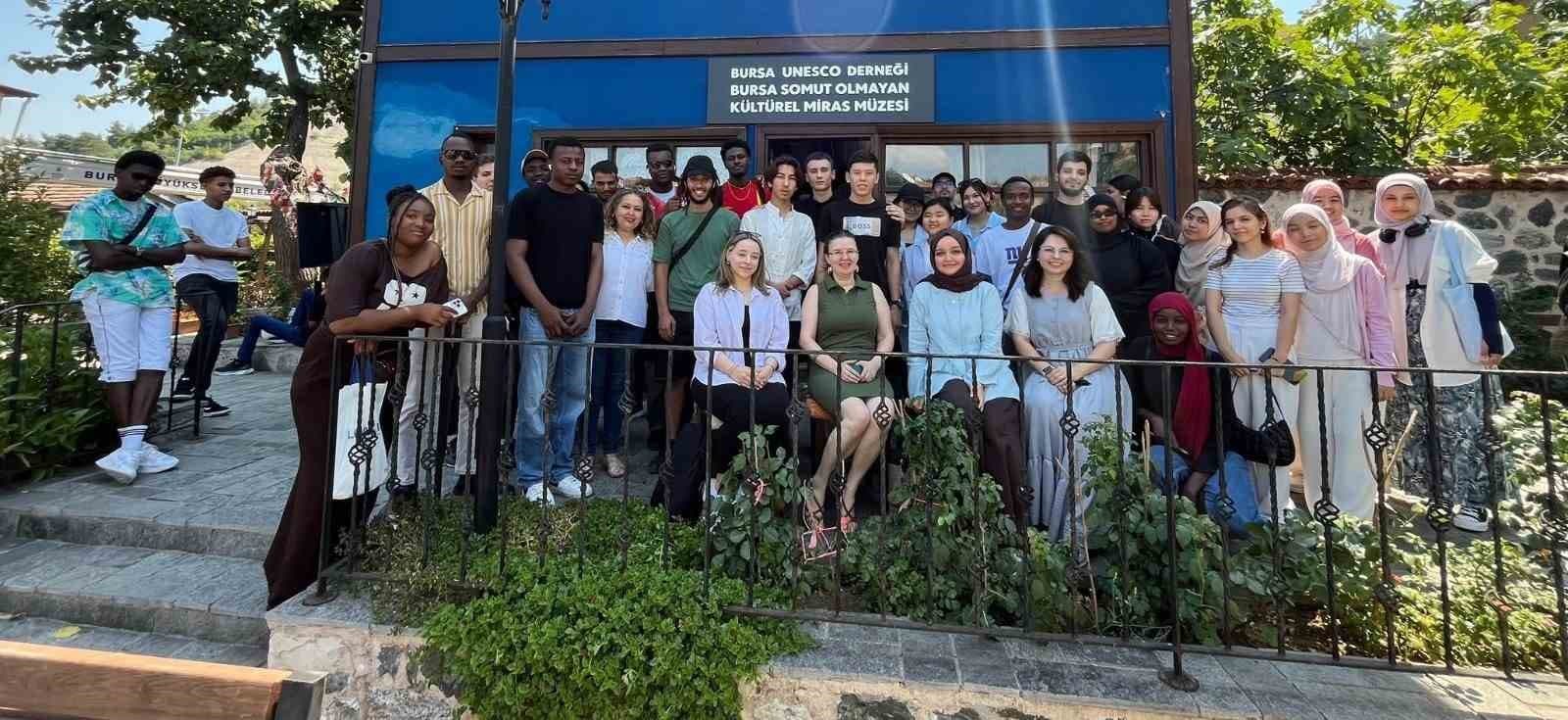 BURSA UNESCO DERNEĞİ SOMUT OLMAYAN KÜLTÜREL MİRAS (SOKÜM) MÜZESİ, TÜRK KÜLTÜRÜNÜN ÖNEMLİ DEĞERLERİNDEN OLAN GELENEKSEL EL SANATLARINI ULUSLARARASI ÖĞRENCİLER ARACILIĞIYLA DÜNYAYA TANITMAYA DEVAM EDİYOR.