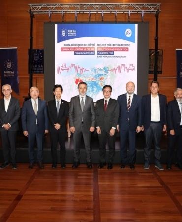 BURSA BÜYÜKŞEHİR BELEDİYESİ BAŞKAN VEKİLİ ŞAHİN BİBA, BURSA DEPREM RİSK AZALTMA VE ÖNLEME PLANLAMA PROJESİ KAPSAMINDA 536 BİN BİNANIN YAPI ENVANTERİNİN GÜNCELLENDİĞİNİ, 12 FARKLI DEPREM SENARYOSUNUN HAZIRLANDIĞINI BELİRTEREK, ELDE EDİLEN VERİLERİN KENTİN GELECEĞİNE YÖN VERECEK ÖNEMLİ BİR REHBER OLACAĞINI İFADE ETTİ.BÜYÜKŞEHİR BELEDİYESİ AFET İŞLERİ VE RİSK YÖNETİMİ DAİRESİ BAŞKANLIĞI KOORDİNASYONUNDA, JAPONYA ULUSLARARASI İŞBİRLİĞİ AJANSI (JICA) İLE YÜRÜTÜLEN BURSA DEPREM RİSK AZALTMA VE ÖNLEME PLANLAMA PROJESİ’NİN FİNAL SEMİNERİ İLE 7. ORTAK KOORDİNASYON KOMİTESİ TOPLANTISI GERÇEKLEŞTİRİLDİ. MERİNOS ATATÜRK KÜLTÜR VE KONGRE MERKEZİ’NİN EV SAHİPLİĞİ YAPTIĞI PROGRAMA, BURSA BÜYÜKŞEHİR BELEDİYESİ BAŞKAN VEKİLİ ŞAHİN BİBA'NIN YANI SIRA BÜYÜKŞEHİR BELEDİYESİ YÖNETİCİLERİ, JICA YETKİLİLERİ, KAMU KURUMLARININ YÖNETİCİLERİ, SİYASİ PARTİLERİN TEMSİLCİLERİ, AKADEMİSYENLER, SİVİL TOPLUM KURULUŞLARININ TEMSİLCİLERİ VE KONUYLA İLGİLİ PAYDAŞLAR KATILDI.