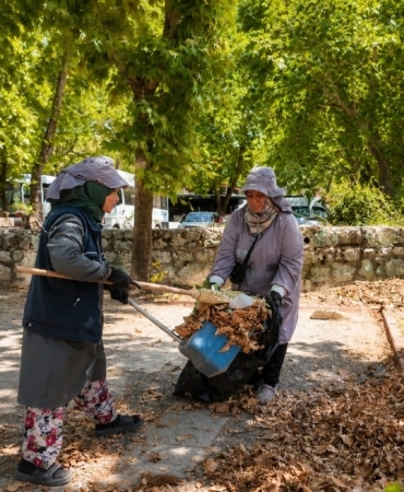 KARACABEY BELEDİYESİ PARK VE BAHÇELER MÜDÜRLÜĞÜ, İLÇE GENELİNDE ÇOCUK PARKLARINDAN YEŞİL ALANLARA, MEYDAN DÜZENLEMELERİNDEN BAKIM VE ONARIM ÇALIŞMALARINA KADAR BİRÇOK NOKTADA YOĞUN MESAİ YÜRÜTÜYOR.