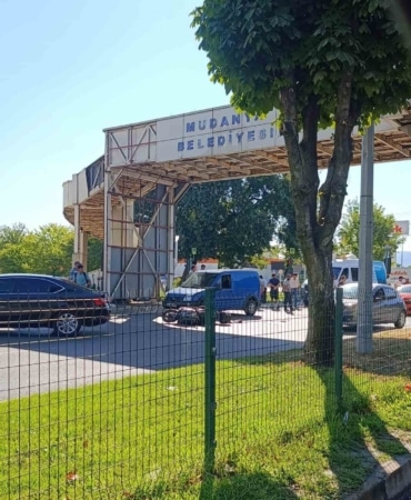 MUDANYA İLÇESİNDE OTOMOBİLLE MOTOSİKLETİN ÇARPIŞTIĞI KAZADA 1 KİŞİ YARALANDI.