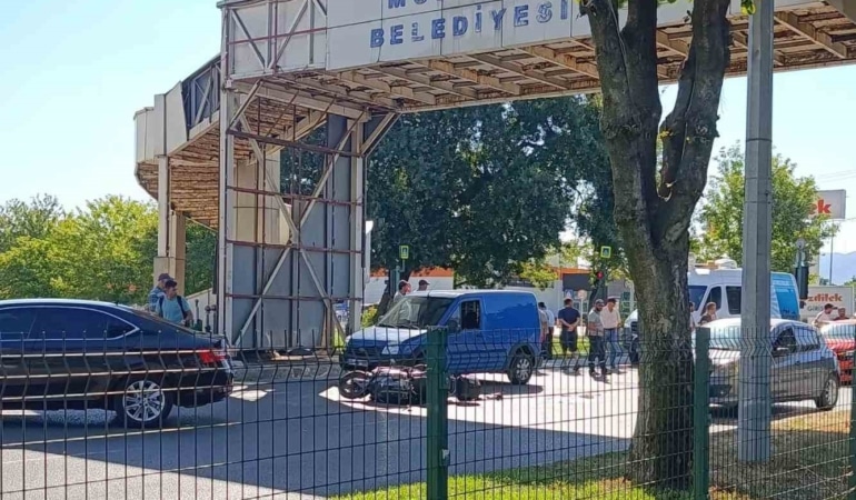 MUDANYA İLÇESİNDE OTOMOBİLLE MOTOSİKLETİN ÇARPIŞTIĞI KAZADA 1 KİŞİ YARALANDI.