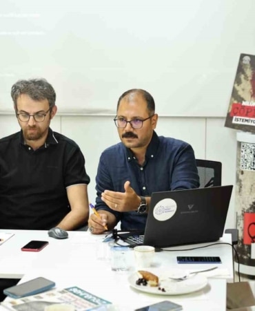 NİLÜFER KENT KONSEYİ, KAYAPA İLE KURUÇEŞME ARASINDA YAPILMASI PLANLANAN KATI ATIK GERİ KAZANIM VE BERTARAF TESİSİ’NE İLİŞKİN TEKNİK VE HUKUKİ ÇEKİNCELERİNİ KAMUOYUYLA PAYLAŞTI. DÜZENLENEN BASIN TOPLANTISINDA, PROJENİN 10 YIL ÖNCESİNİN VERİLERİNE DAYANDIĞI, BÖLGEDEKİ MEVCUT NÜFUS ARTIŞININ VE JEOLOJİK RİSKLERİN GÖZ ARDI EDİLDİĞİ VURGULANDI.
