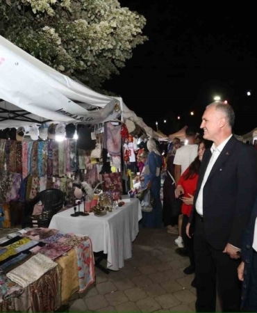 İNEGÖL BELEDİYESİ’NİN TERZİLER ODASI İŞ BİRLİĞİNDE BU YIL 5’İNCİSİNİ DÜZENLEDİĞİ HANIMELİ ALIŞVERİŞ ŞENLİĞİ TÜM COŞKUSUYLA DEVAM EDİYOR. 219 ALIŞVERİŞ STANDININ YANI SIRA ÇEŞİTLİ ETKİNLİKLERİN DE YER ALDIĞI ORGANİZASYON KAPSAMINDA SALI AKŞAMI CEM TAŞKINER TSM KONSERİ GERÇEKLEŞTİRİLDİ. BELEDİYE BAŞKANI ALPER TABAN DA ALIŞVERİŞ ŞENLİĞİ ALANINI ZİYARET EDEREK HAYIRLI İŞLER DİLEKLERİNİ İLETTİ.