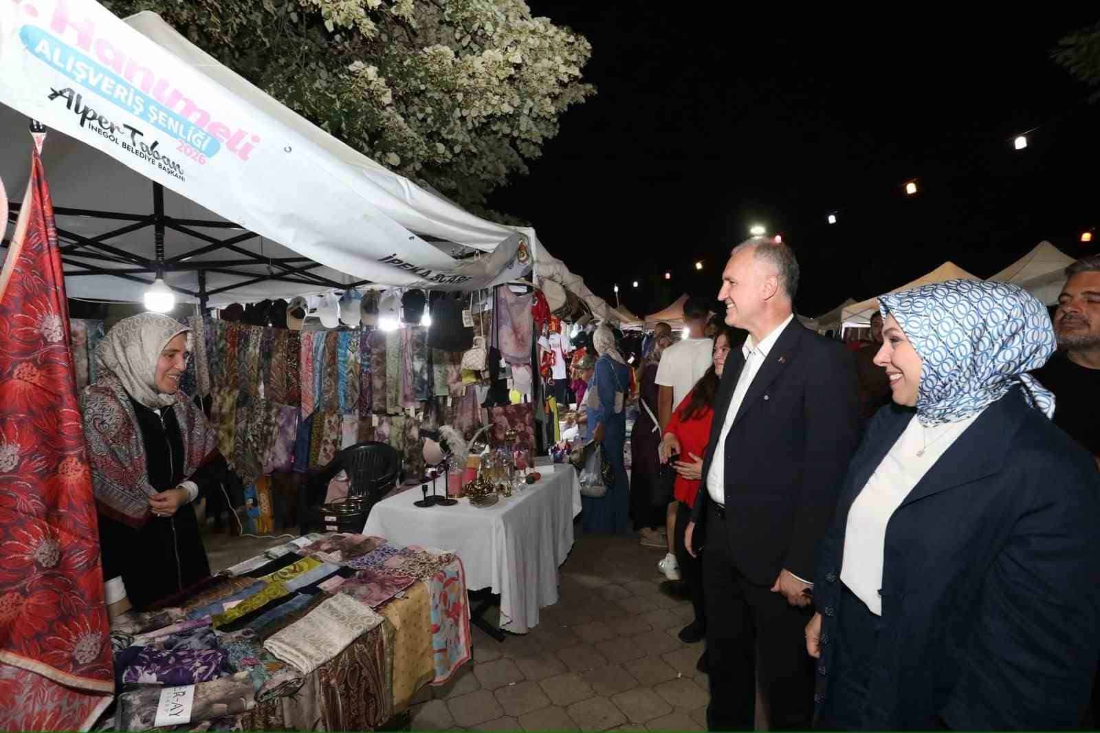 İNEGÖL BELEDİYESİ’NİN TERZİLER ODASI İŞ BİRLİĞİNDE BU YIL 5’İNCİSİNİ DÜZENLEDİĞİ HANIMELİ ALIŞVERİŞ ŞENLİĞİ TÜM COŞKUSUYLA DEVAM EDİYOR. 219 ALIŞVERİŞ STANDININ YANI SIRA ÇEŞİTLİ ETKİNLİKLERİN DE YER ALDIĞI ORGANİZASYON KAPSAMINDA SALI AKŞAMI CEM TAŞKINER TSM KONSERİ GERÇEKLEŞTİRİLDİ. BELEDİYE BAŞKANI ALPER TABAN DA ALIŞVERİŞ ŞENLİĞİ ALANINI ZİYARET EDEREK HAYIRLI İŞLER DİLEKLERİNİ İLETTİ.