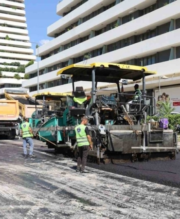 BURSA BÜYÜKŞEHİR BELEDİYESİ, BAKIM VE ONARIM İHTİYACI BULUNAN YOLLARI YENİLEME ÇALIŞMALARI KAPSAMINDA NİLÜFER İLÇESİ ODUNLUK MAHALLESİ’NDE ULAŞIMI GÜVENLİ VE KONFORLU KILMAK İÇİN HAREKETE GEÇTİ.