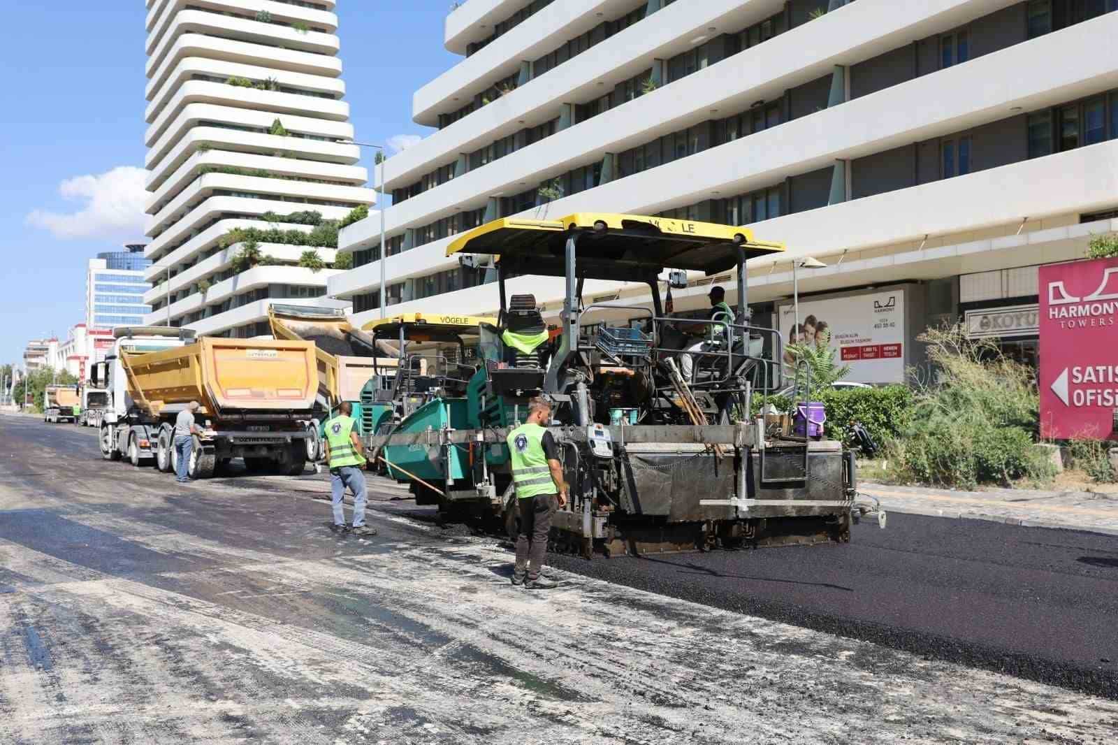 BURSA BÜYÜKŞEHİR BELEDİYESİ, BAKIM VE ONARIM İHTİYACI BULUNAN YOLLARI YENİLEME ÇALIŞMALARI KAPSAMINDA NİLÜFER İLÇESİ ODUNLUK MAHALLESİ’NDE ULAŞIMI GÜVENLİ VE KONFORLU KILMAK İÇİN HAREKETE GEÇTİ.