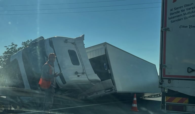 BURSA’NIN İNEGÖL İLÇESİNDE KONTROLDEN ÇIKAN TIR, BARİYERLERE ÇARPARAK DEVRİLDİ. KAZADA TIR SÜRÜCÜSÜ YARALANDI.