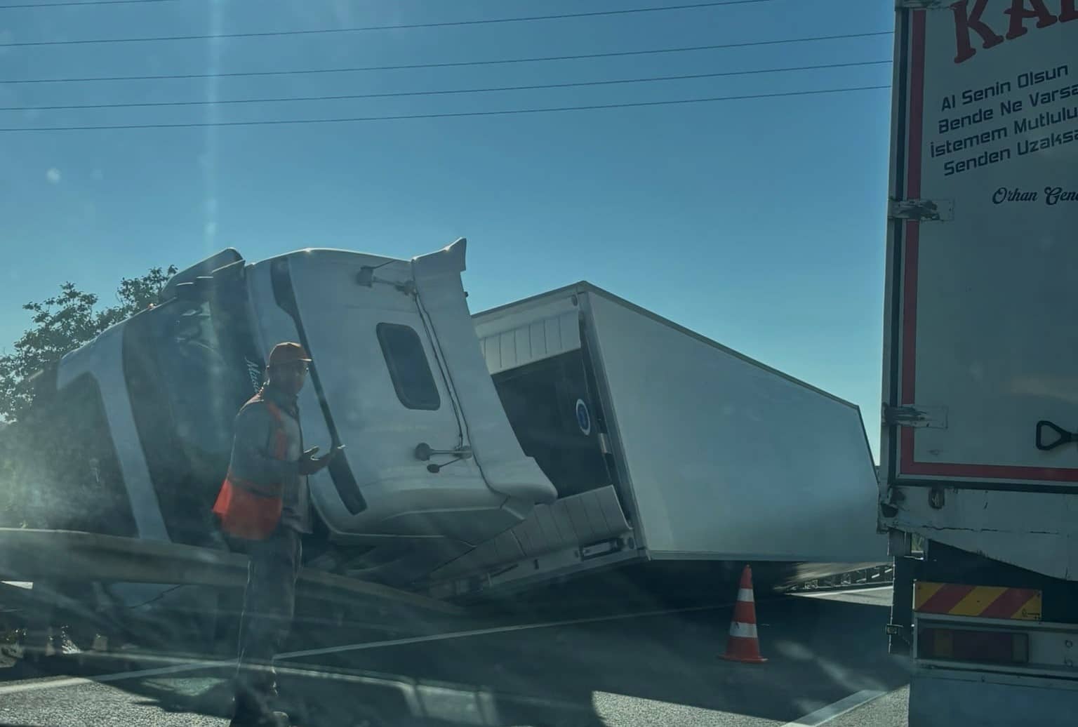 BURSA’NIN İNEGÖL İLÇESİNDE KONTROLDEN ÇIKAN TIR, BARİYERLERE ÇARPARAK DEVRİLDİ. KAZADA TIR SÜRÜCÜSÜ YARALANDI.
