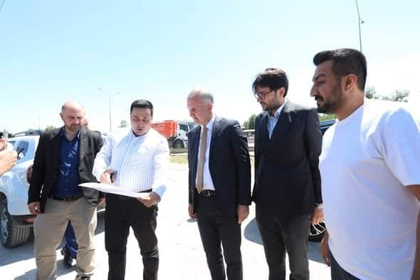 İNEGÖL BELEDİYESİ, YETKİ SINIRLARI İÇERİSİNDE BULUNAN VE BURSA ANKARA KARAYOLUNUN KUZEYİNDE MESUDİYE MAHALLESİ SINIRLARINDA KALAN TOPLAM 2400 METRE UZUNLUĞUNDAKİ 33. MOBİLYA SOKAK İLE 1. GÜZEL SOKAKLARDA FABRİKA GİRİŞLERİNDE YER ALAN BÖLÜMLERDE ASFALT UYGULAMASI GERÇEKLEŞTİRDİ.