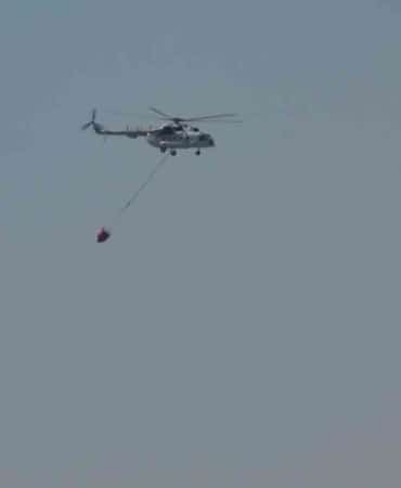 BALIKESİR'İN GÖMEÇ VE AYVALIK İLÇELERİNDE ÇIKAN ORMAN YANGINLARINA HAVADAN VE KARADAN MÜDAHALE ARALIKSIZ SÜRÜYOR. YANGIN SÖNDÜRME HELİKOPTERLERİ İLE UÇAKLAR ALEVLERE HAVADAN SU ATARKEN, EKİPLER KARADAN DA YOĞUN ÇALIŞMA YÜRÜTÜYOR.