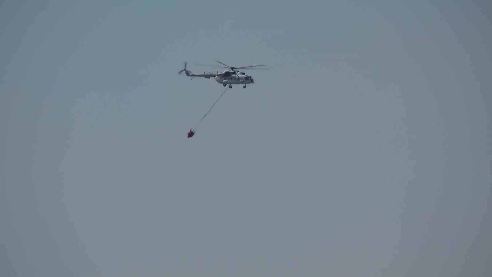 BALIKESİR'İN GÖMEÇ VE AYVALIK İLÇELERİNDE ÇIKAN ORMAN YANGINLARINA HAVADAN VE KARADAN MÜDAHALE ARALIKSIZ SÜRÜYOR. YANGIN SÖNDÜRME HELİKOPTERLERİ İLE UÇAKLAR ALEVLERE HAVADAN SU ATARKEN, EKİPLER KARADAN DA YOĞUN ÇALIŞMA YÜRÜTÜYOR.