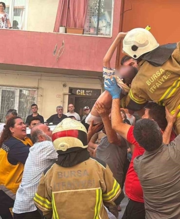 YANGINDA EVDE MAHSUR KALAN ENGELLİ ÇOCUK, İTFAİYE EKİPLERİNİN HIZLI MÜDAHALESİYLE KURTARILDI.