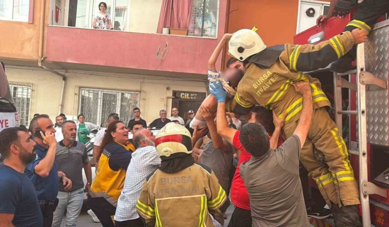 YANGINDA EVDE MAHSUR KALAN ENGELLİ ÇOCUK, İTFAİYE EKİPLERİNİN HIZLI MÜDAHALESİYLE KURTARILDI.