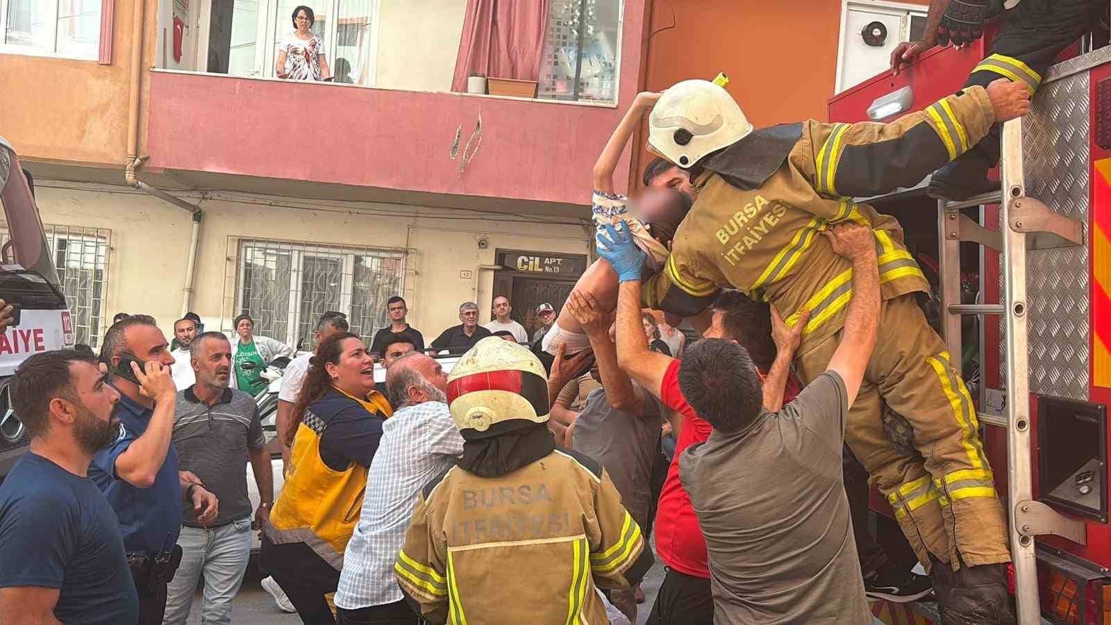 YANGINDA EVDE MAHSUR KALAN ENGELLİ ÇOCUK, İTFAİYE EKİPLERİNİN HIZLI MÜDAHALESİYLE KURTARILDI.