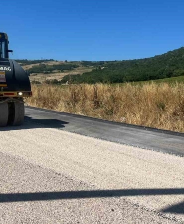BURSA BÜYÜKŞEHİR BELEDİYESİ, 17 İLÇEDE YOL YENİLEME ÇALIŞMALARI ÇERÇEVESİNDE KARACABEY VE MUSTAFAKEMALPAŞA’DA ULAŞIM AĞINI GÜÇLENDİRMEK AMACIYLA SATHİ KAPLAMA OPERASYONUNA HIZ VERDİ.