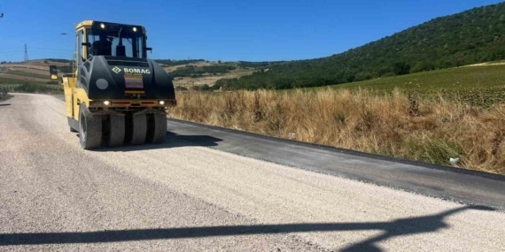 BURSA BÜYÜKŞEHİR BELEDİYESİ, 17 İLÇEDE YOL YENİLEME ÇALIŞMALARI ÇERÇEVESİNDE KARACABEY VE MUSTAFAKEMALPAŞA’DA ULAŞIM AĞINI GÜÇLENDİRMEK AMACIYLA SATHİ KAPLAMA OPERASYONUNA HIZ VERDİ.