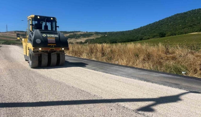 BURSA BÜYÜKŞEHİR BELEDİYESİ, 17 İLÇEDE YOL YENİLEME ÇALIŞMALARI ÇERÇEVESİNDE KARACABEY VE MUSTAFAKEMALPAŞA’DA ULAŞIM AĞINI GÜÇLENDİRMEK AMACIYLA SATHİ KAPLAMA OPERASYONUNA HIZ VERDİ.