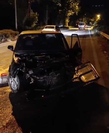 BURSA'NIN İNEGÖL İLÇESİNDE KONTROLDEN ÇIKAN OTOMOBİLİN ORTA REFÜJDEKİ AĞACA ÇARPMASI SONUCU MEYDANA GELEN TRAFİK KAZASINDA SÜRÜCÜ YARALANDI.
