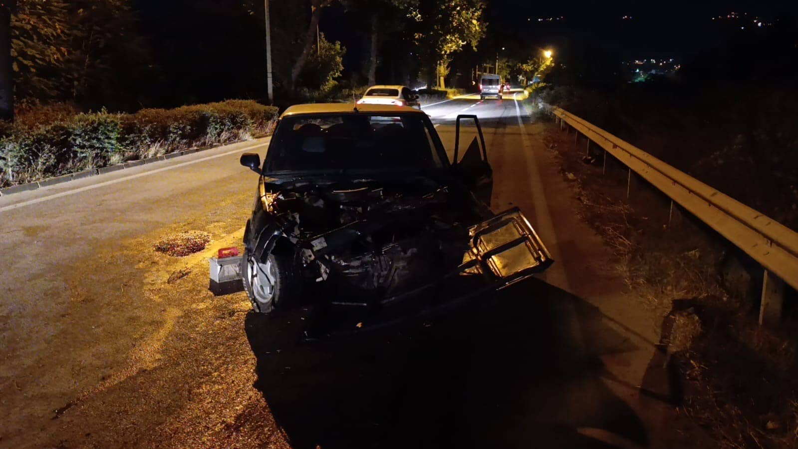 BURSA'NIN İNEGÖL İLÇESİNDE KONTROLDEN ÇIKAN OTOMOBİLİN ORTA REFÜJDEKİ AĞACA ÇARPMASI SONUCU MEYDANA GELEN TRAFİK KAZASINDA SÜRÜCÜ YARALANDI.