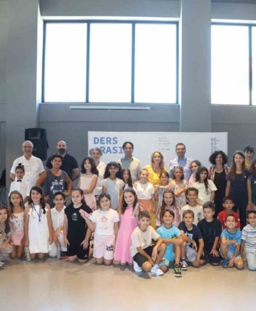 NİLÜFER BELEDİYESİ TARAFINDAN DÜZENLENEN "DERS ARASI: TOPRAĞIN İZİNDE ÇOCUK ÖĞRENME PROGRAMI", BİR AYLIK AKTİVİTELERİN ARDINDAN PANCAR DEPOSU’NDAKİ ŞENLİKLE SONA ERDİ. SANATIN PEK ÇOK DALIYLA TANIŞAN 8 FARKLI MAHALLEDEN 100 ÇOCUK, TOPRAKLA BAĞ KURDU.