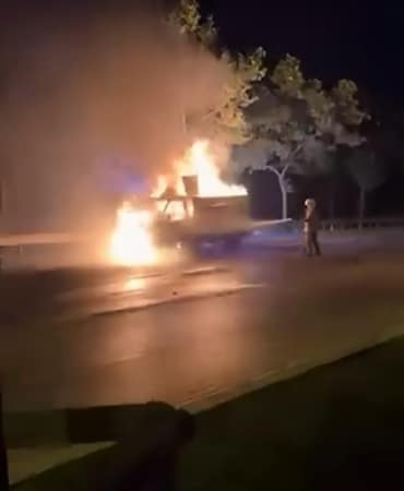 BURSA'DA SEYİR HALİNDEYKEN BİR ANDA ALEV ALAN KAMYONET KULLANILAMAZ HALE GELDİ. O ANLAR KAMERAYA YANSIDI.