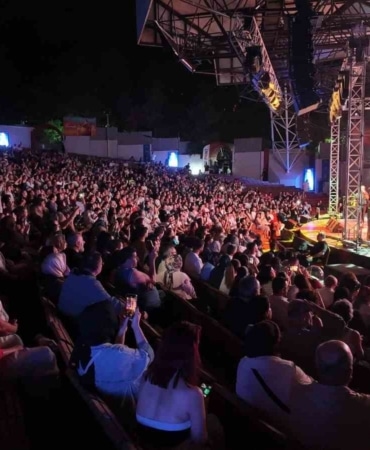 BURSA BÜYÜKŞEHİR BELEDİYESİ’NİN KÜLTÜR SANAT ALANINDA MARKA ORGANİZASYONLARINDAN BİRİ OLAN ULUSLARARASI BURSA FESTİVALİ’NDE KARADENİZ MÜZİĞİNİN GÜÇLÜ SESİ SELÇUK BALCI VE SEVİLEN GRUBU KOLİVA AYNI SAHNEYİ PAYLAŞTI.BÜYÜKŞEHİR BELEDİYESİ ADINA BURSA KÜLTÜR SANAT VE TURİZM VAKFI (BKSTV) TARAFINDAN DÜZENLENEN 64’ÜNCÜ ULUSLARARASI BURSA FESTİVALİ’NİN BEŞİNCİ ETKİNLİĞİNDE KÜLTÜRPARK AÇIKHAVA TİYATROSU'NDA KARADENİZ EZGİLERİ YANKILANDI.GECENİN AÇILIŞINI YAPAN KOLİVA GRUBU, KARADENİZ’İN KÜLTÜREL ZENGİNLİĞİNİ YANSITAN ESERLERİYLE DİNLEYİCİLERDEN BÜYÜK İLGİ GÖRDÜ. GRUBUN SOLİSTİ İLHAN GÜLTEN ÖNCÜLÜĞÜNDE SESLENDİRİLEN ‘NARİNO’, ‘KOÇARİ’, ‘YA BEN ANLATAMADIM’, ‘OY OY SEVDİĞİM’ VE ‘YÜKSEK DAĞLARA DOĞRU’ ADLI ESERLER, DİNLEYİCİLERİN DE EŞLİĞİYLE KONSER ALANINDA YANKILANDI.