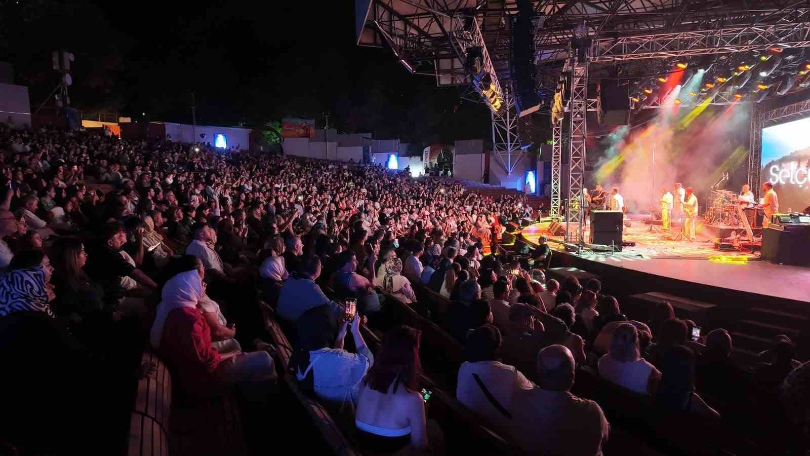 BURSA BÜYÜKŞEHİR BELEDİYESİ’NİN KÜLTÜR SANAT ALANINDA MARKA ORGANİZASYONLARINDAN BİRİ OLAN ULUSLARARASI BURSA FESTİVALİ’NDE KARADENİZ MÜZİĞİNİN GÜÇLÜ SESİ SELÇUK BALCI VE SEVİLEN GRUBU KOLİVA AYNI SAHNEYİ PAYLAŞTI.BÜYÜKŞEHİR BELEDİYESİ ADINA BURSA KÜLTÜR SANAT VE TURİZM VAKFI (BKSTV) TARAFINDAN DÜZENLENEN 64’ÜNCÜ ULUSLARARASI BURSA FESTİVALİ’NİN BEŞİNCİ ETKİNLİĞİNDE KÜLTÜRPARK AÇIKHAVA TİYATROSU'NDA KARADENİZ EZGİLERİ YANKILANDI.GECENİN AÇILIŞINI YAPAN KOLİVA GRUBU, KARADENİZ’İN KÜLTÜREL ZENGİNLİĞİNİ YANSITAN ESERLERİYLE DİNLEYİCİLERDEN BÜYÜK İLGİ GÖRDÜ. GRUBUN SOLİSTİ İLHAN GÜLTEN ÖNCÜLÜĞÜNDE SESLENDİRİLEN ‘NARİNO’, ‘KOÇARİ’, ‘YA BEN ANLATAMADIM’, ‘OY OY SEVDİĞİM’ VE ‘YÜKSEK DAĞLARA DOĞRU’ ADLI ESERLER, DİNLEYİCİLERİN DE EŞLİĞİYLE KONSER ALANINDA YANKILANDI.