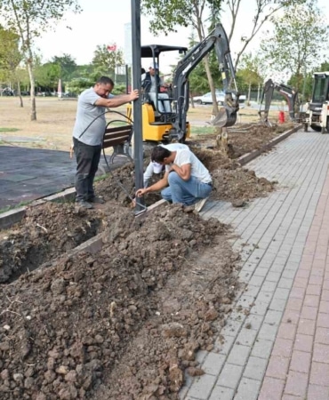 KARACABEY BELEDİYE BAŞKANI FATİH KARABATI’NIN SEÇİM DÖNEMİNDE VERDİĞİ VAATLERDEN BİRİ OLAN PARKLARA GÜVENLİK KAMERASI KURULUMU PROJESİ ETAP ETAP HAYATA GEÇİYOR. BELEDİYE BİLGİ İŞLEM BİRİMİ TARAFINDAN İLÇE GENELİNDE BAŞLATILAN ÇALIŞMA KAPSAMINDA 9 PARK KURULUM PLANINA ALINIRKEN; ATATÜRK KÜLTÜR PARKI, ADNAN MENDERES PARKI VE SERVET SOMUNCUOĞLU PARKI'NDA KAMERA SİSTEMLERİ AKTİF OLARAK HİZMET VERMEYE BAŞLADI. YENİLEME ÇALIŞMALARI SÜREN KARACA PARK DA ÇALIŞMALARIN TAMAMLANMASININ ARDINDAN PROJEYE DAHİL EDİLECEK