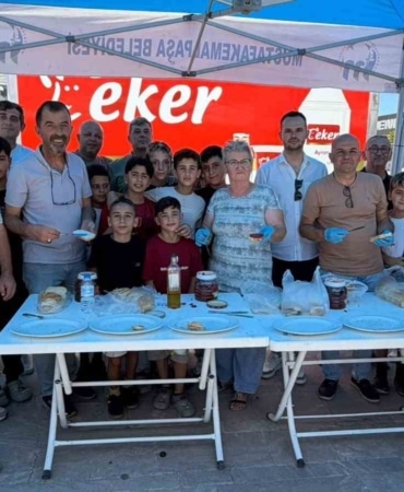 MUSTAFAKEMALPAŞA KENT PLATFORMU İLE VATAN SEVDALILARI PLATFORMU'NUN ORTAKLAŞA DÜZENLEDİĞİ "SALÇALI EKMEK ETKİNLİĞİ", ADNAN MENDERES MEYDANI'NDA YOĞUN KATILIMLA GERÇEKLEŞTİRİLDİ. GEÇMİŞ YILLARDA SOKAKTA BÜYÜYEN ÇOCUKLARIN UNUTULMAZ ANILARINDAN BİRİ OLAN SALÇALI EKMEK GELENEĞİNİ YAŞATMAYI AMAÇLAYAN ETKİNLİK, HER YAŞTAN VATANDAŞIN BÜYÜK BEĞENİSİNİ TOPLADI.