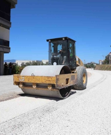 BURSA BÜYÜKŞEHİR BELEDİYESİ, GEMLİK İLÇESİ KURŞUNLU MAHALLESİ’NDE GERÇEKLEŞTİRDİĞİ ÇİFT KAT SATHİ KAPLAMA VE YOL GENİŞLETME ÇALIŞMASIYLA ULAŞIM KONFORUNU ARTIRDI. BÜYÜKŞEHİR BELEDİYESİ ULAŞIM DAİRESİ BAŞKANLIĞI EKİPLERİ TARAFINDAN YÜRÜTÜLEN ÇALIŞMALAR KAPSAMINDA, KURŞUNLU MAHALLESİ'NDE 1 KİLOMETRE UZUNLUĞUNDAKİ KALDIRIM CADDESİ’NDE ÇİFT KAT SATHİ KAPLAMA VE YOL GENİŞLETME ÇALIŞMASI GERÇEKLEŞTİRİLDİ.