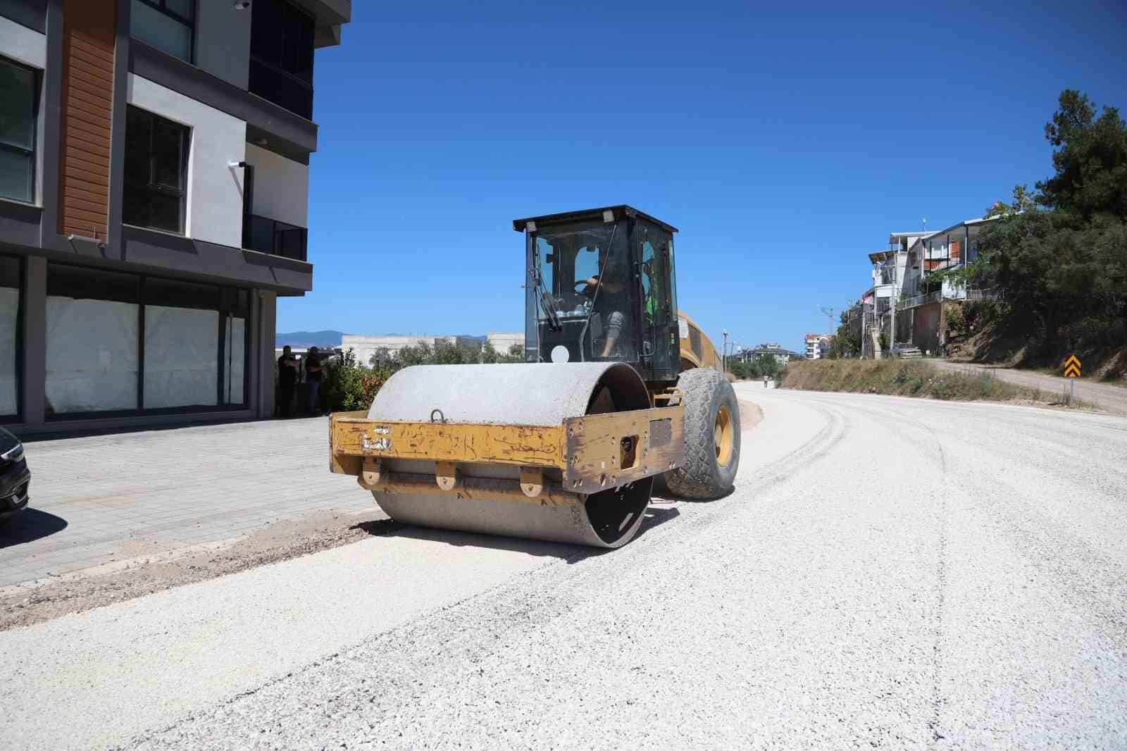 BURSA BÜYÜKŞEHİR BELEDİYESİ, GEMLİK İLÇESİ KURŞUNLU MAHALLESİ’NDE GERÇEKLEŞTİRDİĞİ ÇİFT KAT SATHİ KAPLAMA VE YOL GENİŞLETME ÇALIŞMASIYLA ULAŞIM KONFORUNU ARTIRDI. BÜYÜKŞEHİR BELEDİYESİ ULAŞIM DAİRESİ BAŞKANLIĞI EKİPLERİ TARAFINDAN YÜRÜTÜLEN ÇALIŞMALAR KAPSAMINDA, KURŞUNLU MAHALLESİ'NDE 1 KİLOMETRE UZUNLUĞUNDAKİ KALDIRIM CADDESİ’NDE ÇİFT KAT SATHİ KAPLAMA VE YOL GENİŞLETME ÇALIŞMASI GERÇEKLEŞTİRİLDİ.