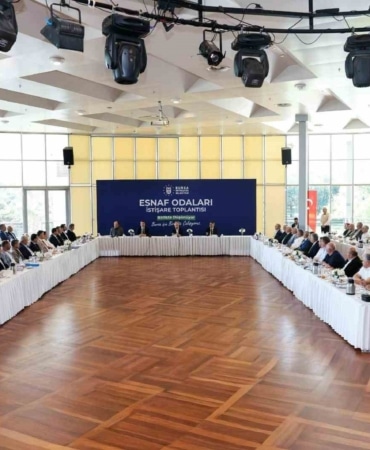 BURSA BÜYÜKŞEHİR BELEDİYESİ BAŞKAN VEKİLİ ŞAHİN BİBA, ESNAF ODALARI İSTİŞARE TOPLANTISI’NDA ODA BAŞKANLARI VE ESNAF TEMSİLCİLERİYLE BİR ARAYA GELEREK SORUN, TALEP VE ÖNERİLERİ DİNLEDİ. MERİNOS ATATÜRK KÜLTÜR KONGRE MERKEZİ’NDE GERÇEKLEŞEN PROGRAMA BURSA BÜYÜKŞEHİR BELEDİYESİ BAŞKAN VEKİLİ ŞAHİN BİBA’NIN YANI SIRA AK PARTİ BURSA İL BAŞKANI DAVUT GÜRKAN, AK PARTİ BURSA MİLLETVEKİLİ MUSTAFA YAVUZ, BURSA ESNAF VE SANATKÂRLAR ODALARI BİRLİĞİ (BESOB) BAŞKANI FAHRETTİN BİLGİT, ODA BAŞKANLARI VE ÇOK SAYIDA ESNAF KATILDI.
