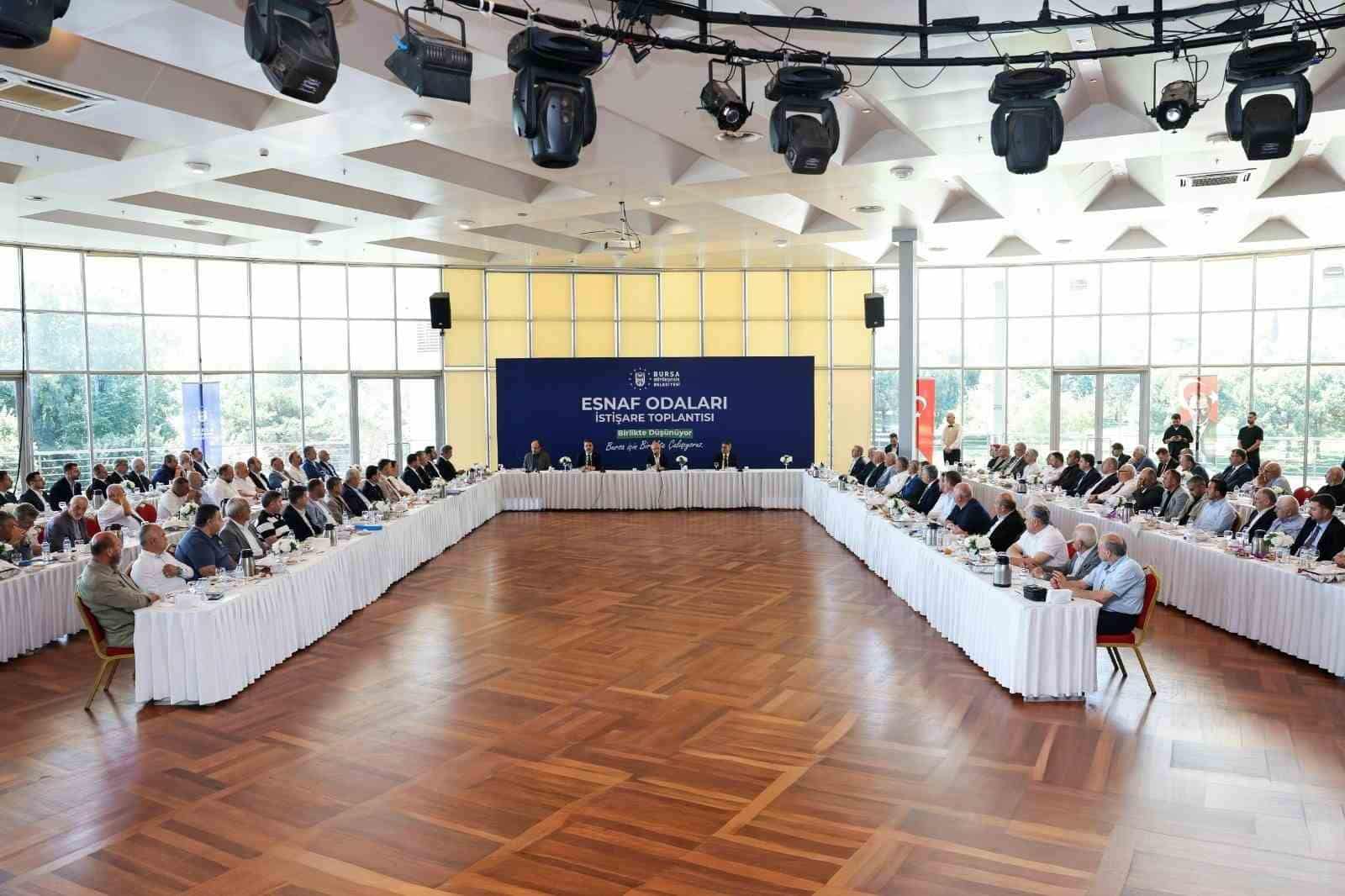 BURSA BÜYÜKŞEHİR BELEDİYESİ BAŞKAN VEKİLİ ŞAHİN BİBA, ESNAF ODALARI İSTİŞARE TOPLANTISI’NDA ODA BAŞKANLARI VE ESNAF TEMSİLCİLERİYLE BİR ARAYA GELEREK SORUN, TALEP VE ÖNERİLERİ DİNLEDİ. MERİNOS ATATÜRK KÜLTÜR KONGRE MERKEZİ’NDE GERÇEKLEŞEN PROGRAMA BURSA BÜYÜKŞEHİR BELEDİYESİ BAŞKAN VEKİLİ ŞAHİN BİBA’NIN YANI SIRA AK PARTİ BURSA İL BAŞKANI DAVUT GÜRKAN, AK PARTİ BURSA MİLLETVEKİLİ MUSTAFA YAVUZ, BURSA ESNAF VE SANATKÂRLAR ODALARI BİRLİĞİ (BESOB) BAŞKANI FAHRETTİN BİLGİT, ODA BAŞKANLARI VE ÇOK SAYIDA ESNAF KATILDI.