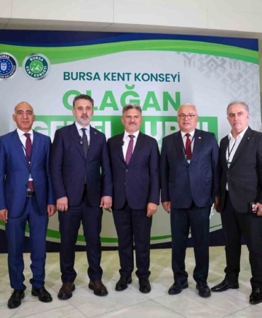 BURSA BÜYÜKŞEHİR BELEDİYESİ BAŞKAN VEKİLİ ŞAHİN BİBA, BURSA KENT KONSEYİ OLAĞAN GENEL KURULU’NDA YAPTIĞI KONUŞMADA ORTAK AKLIN GÜÇLÜ ŞEHİRLERİN OLMAZSA OLMAZI OLDUĞUNU BELİRTEREK, "BİRLİKTE ORTAYA KOYACAĞIMIZ İRADEYLE BURSA’NIN GELECEĞİNE DAHA GÜÇLÜ İLERLEYECEĞİZ" DEDİ. GENEL KURULDA BURSA KENT KONSEYİ BAŞKANLIĞINA ORHAN SAMAST SEÇİLDİ.