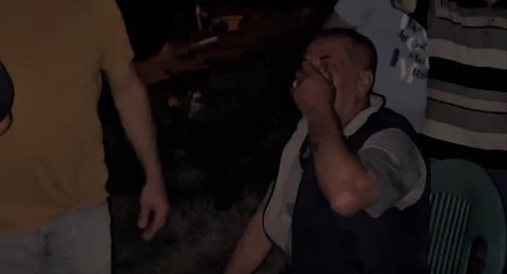 BURSA'NIN OSMANGAZİ İLÇESİNDE ÇIKAN EV YANGININDA, SAĞLIK SORUNLARI NEDENİYLE YÜRÜMEKTE GÜÇLÜK ÇEKEN 55 YAŞINDAKİ ADAM HAYATINI KAYBETTİ. BABANIN FERYATLARI YÜREKLERİ DAĞLARKEN, DAR SOKAK NEDENİYLE İTFAİYE EKİPLERİ YANGINA GÜÇLÜKLE MÜDAHALE ETTİ.